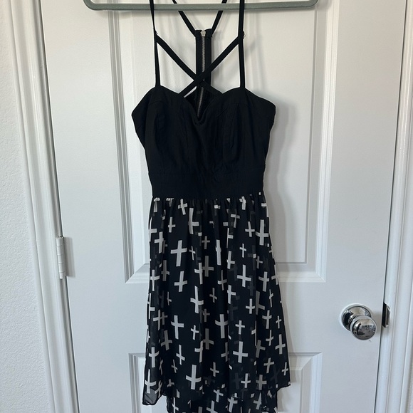 Trixxi Black and White Cross high low - Picture 1 of 3